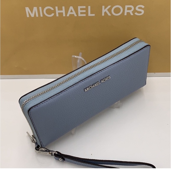 MICHAEL KORS LARGE TRAVEL CONTINENTAL WRISTLET WALLET PALE BLUE COLOR NWT - Picture 5 of 10